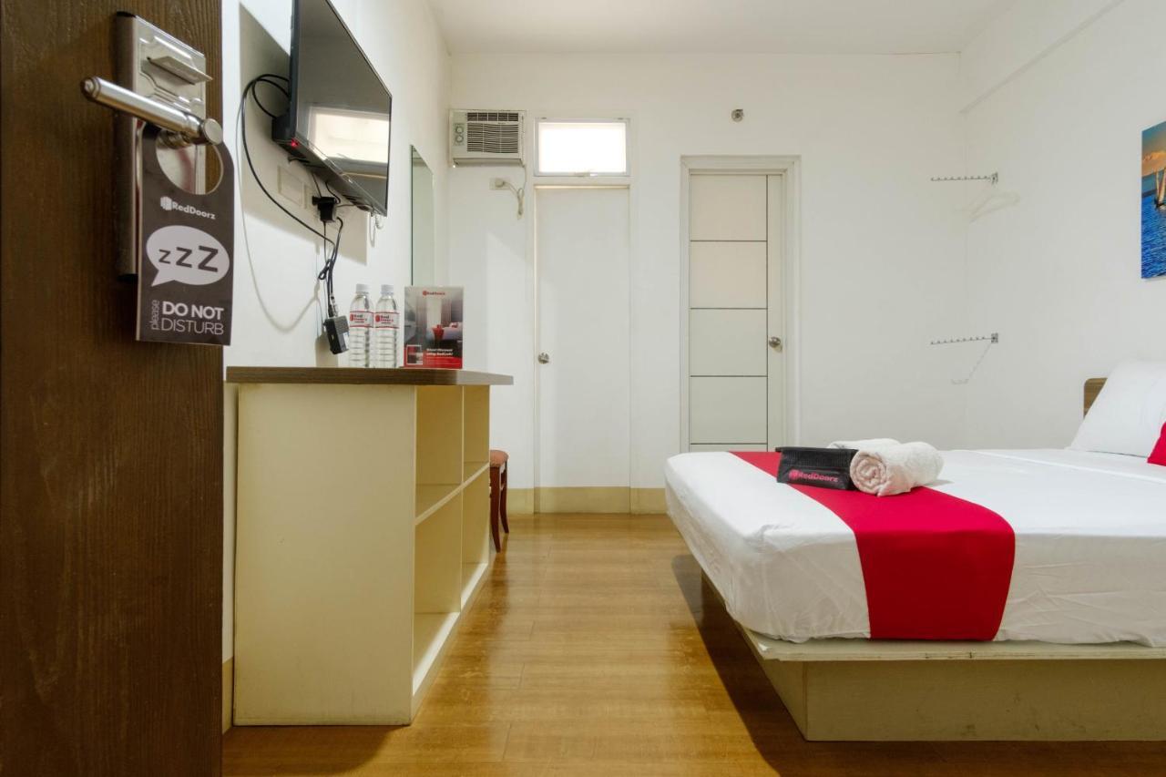 Отель Reddoorz Near V Mapa Station Манила Экстерьер фото