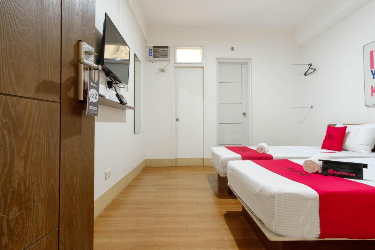 Отель Reddoorz Near V Mapa Station Манила Экстерьер фото